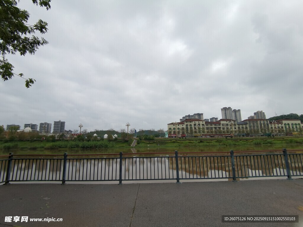湖畔城市景观阴云密布