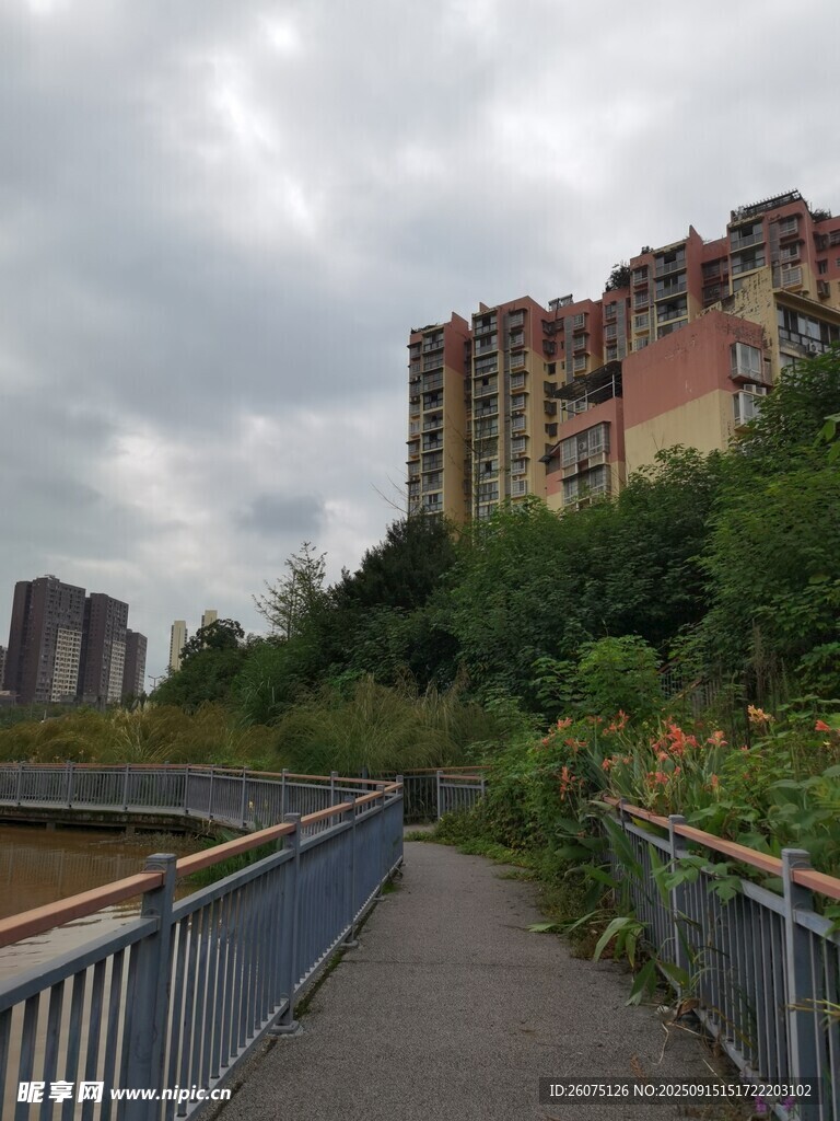 河边步道旁的居民楼