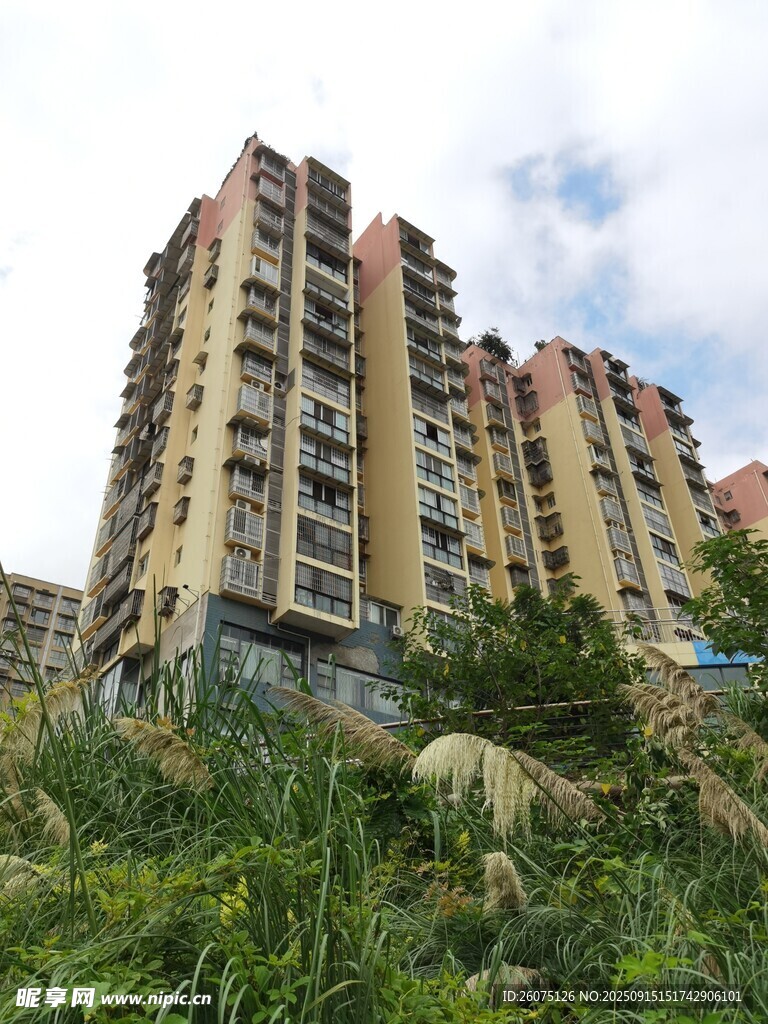 山坡上的多层居民住宅楼