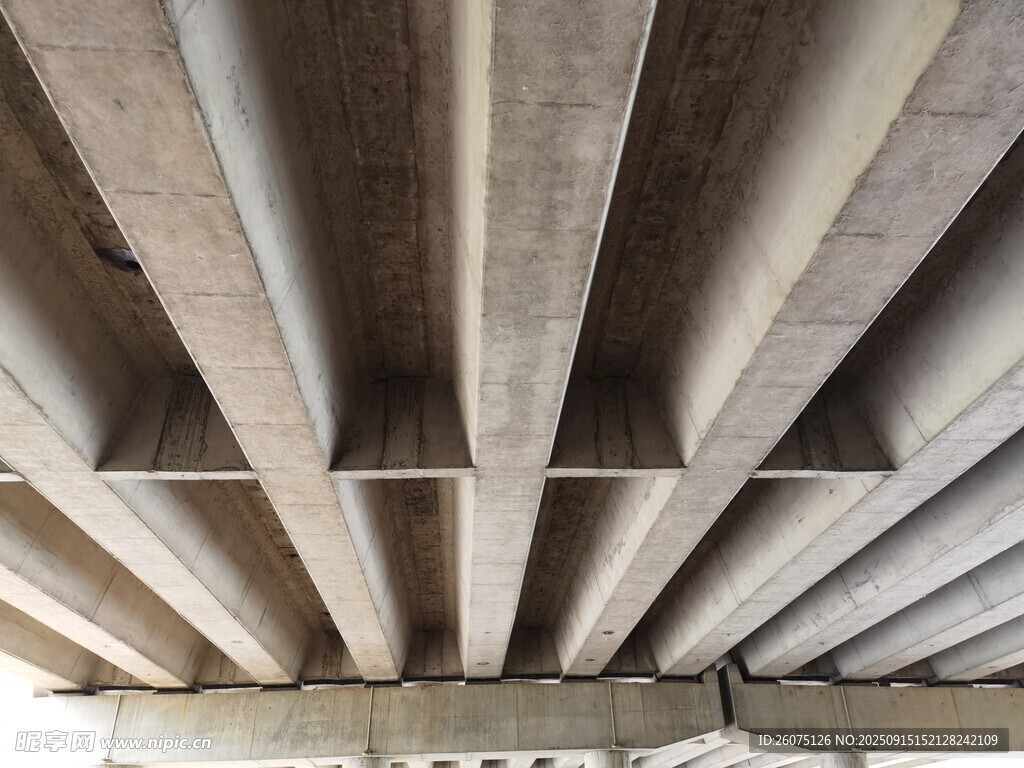 仰视混凝土梁结构