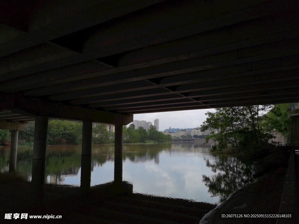桥下河畔风景