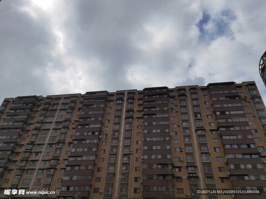 老旧高层居民楼外观