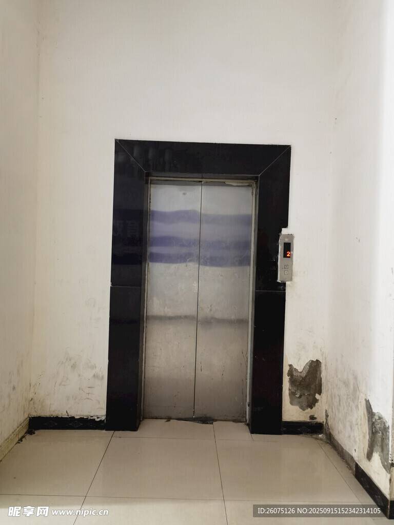 电梯门与周围空白墙面