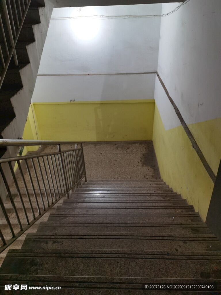 老旧昏暗的室内楼梯间