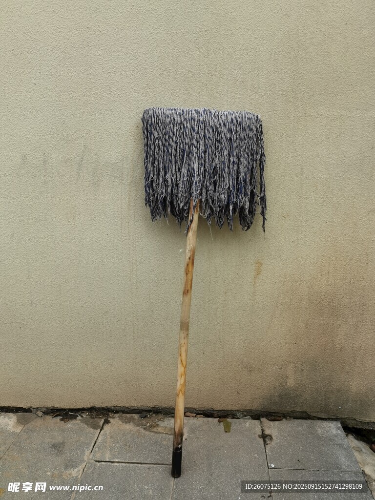 靠墙的老式拖把
