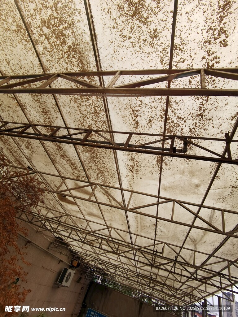 老旧斑驳的室内屋顶架构