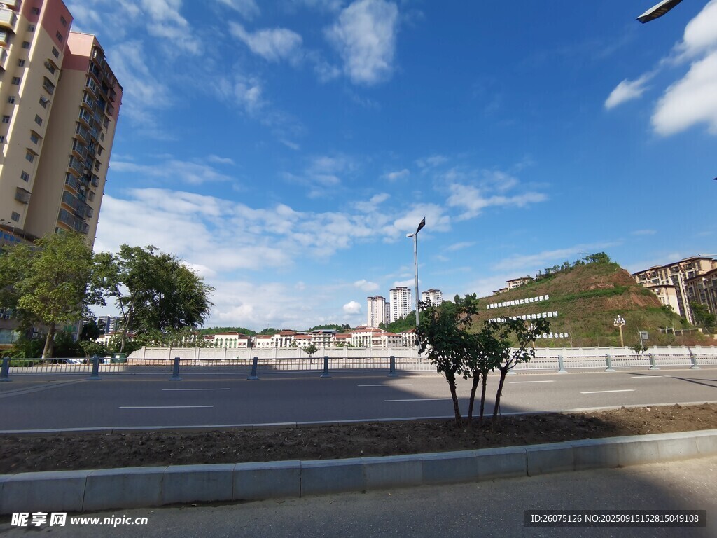 城市开阔广场蓝天白云景