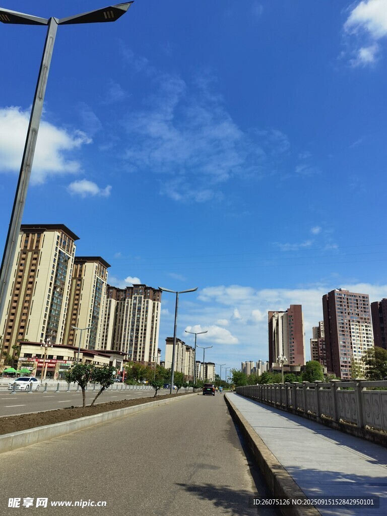城市道路旁的高楼景观