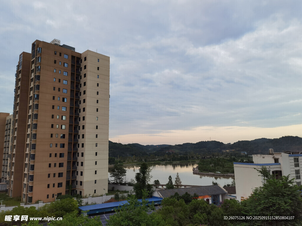 城市高楼与远处山峦景观