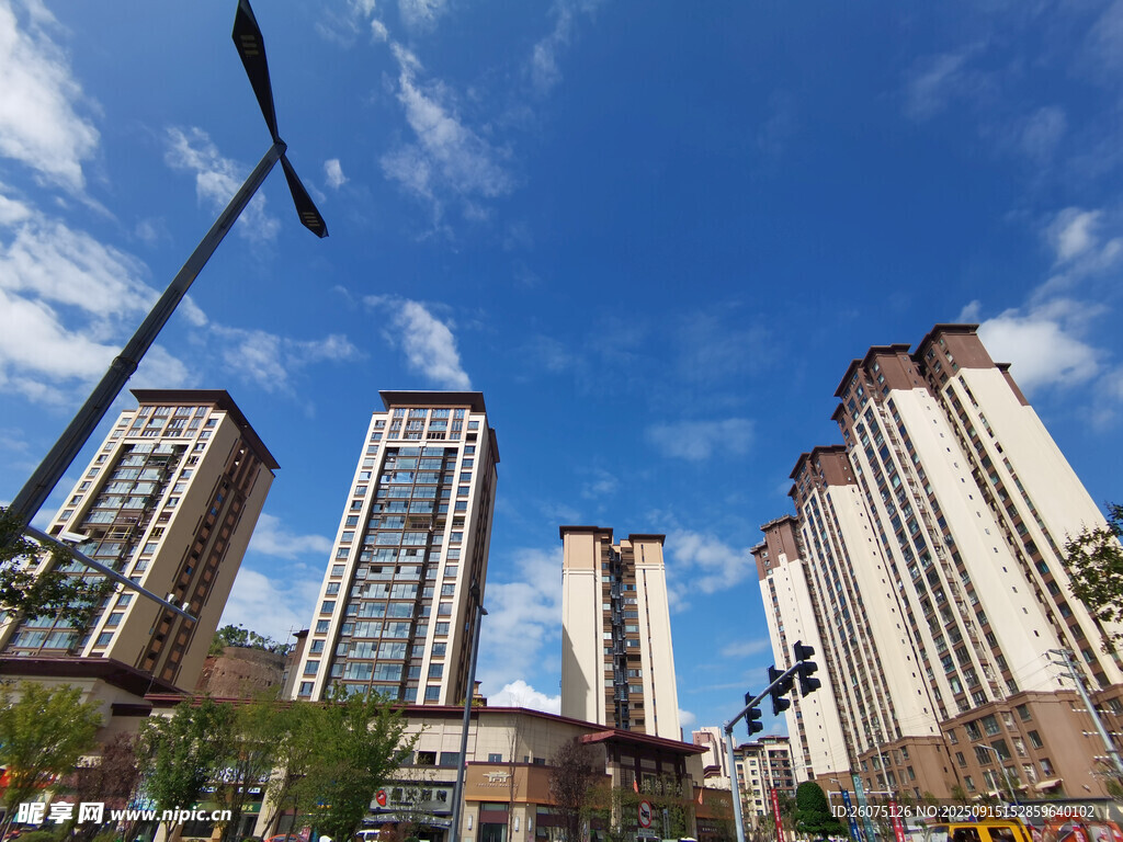 城市高楼林立的晴朗景象