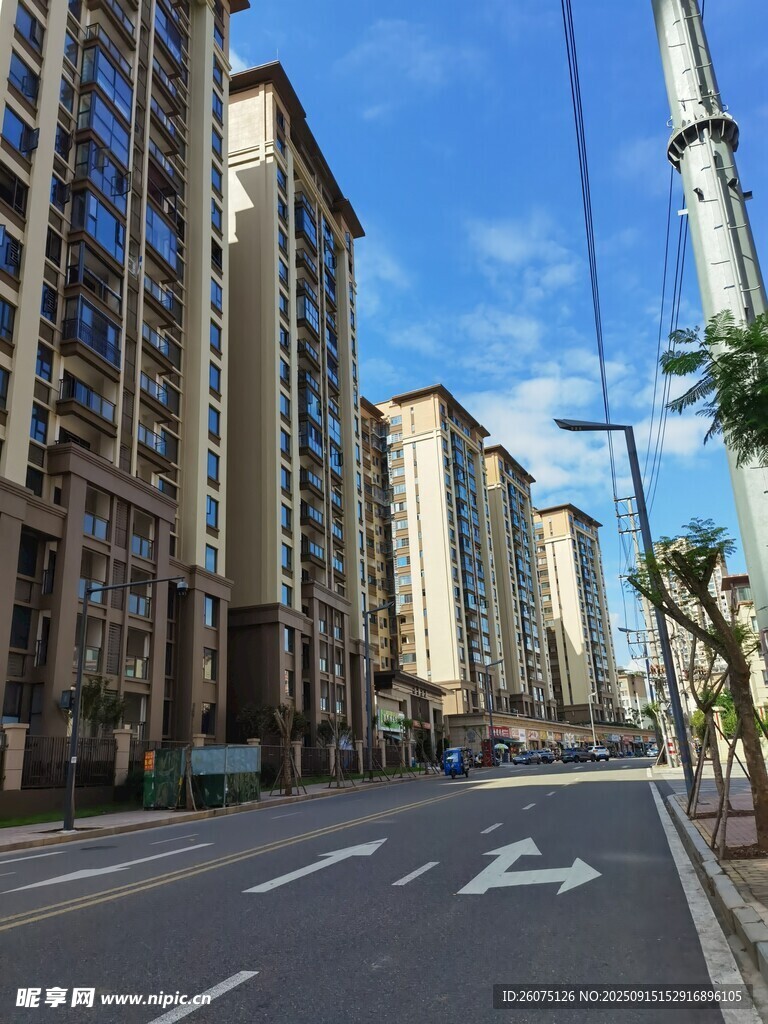 城市宽阔道路旁的高楼景观