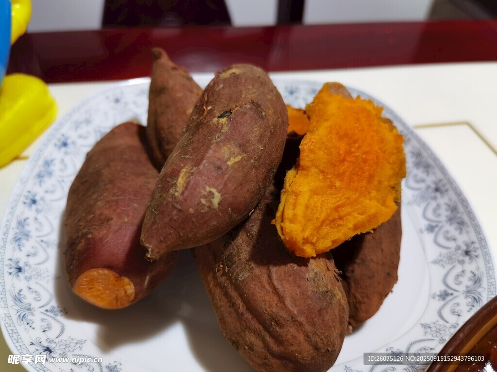 一盘香甜烤红薯