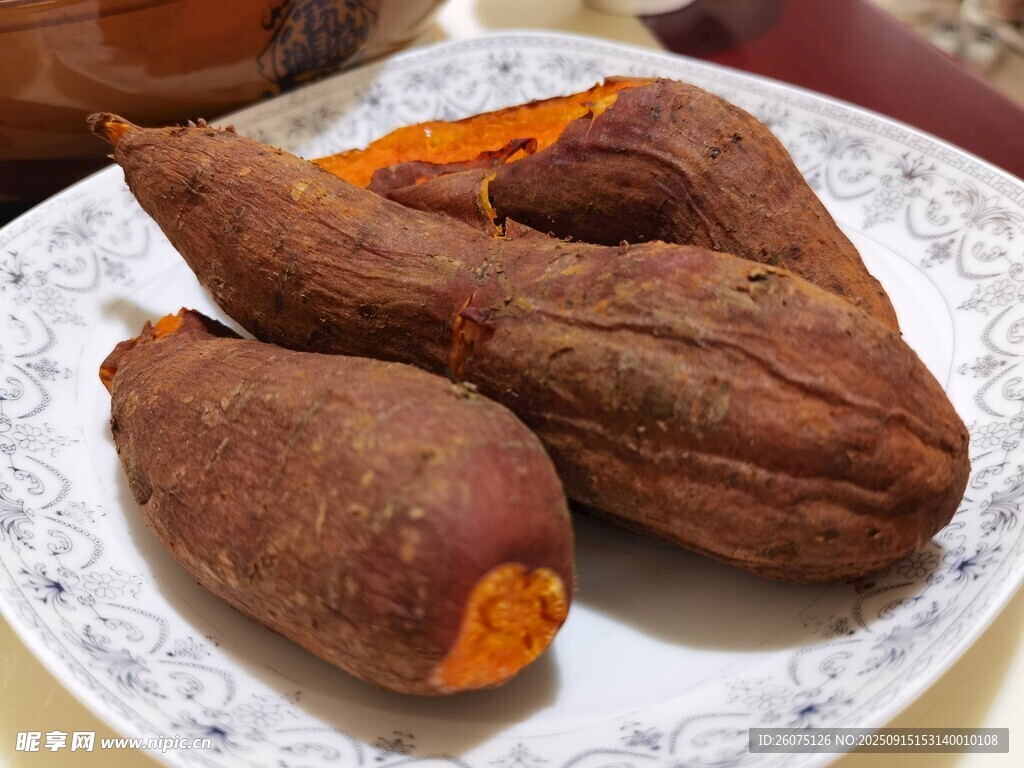 盘子里的美味烤红薯
