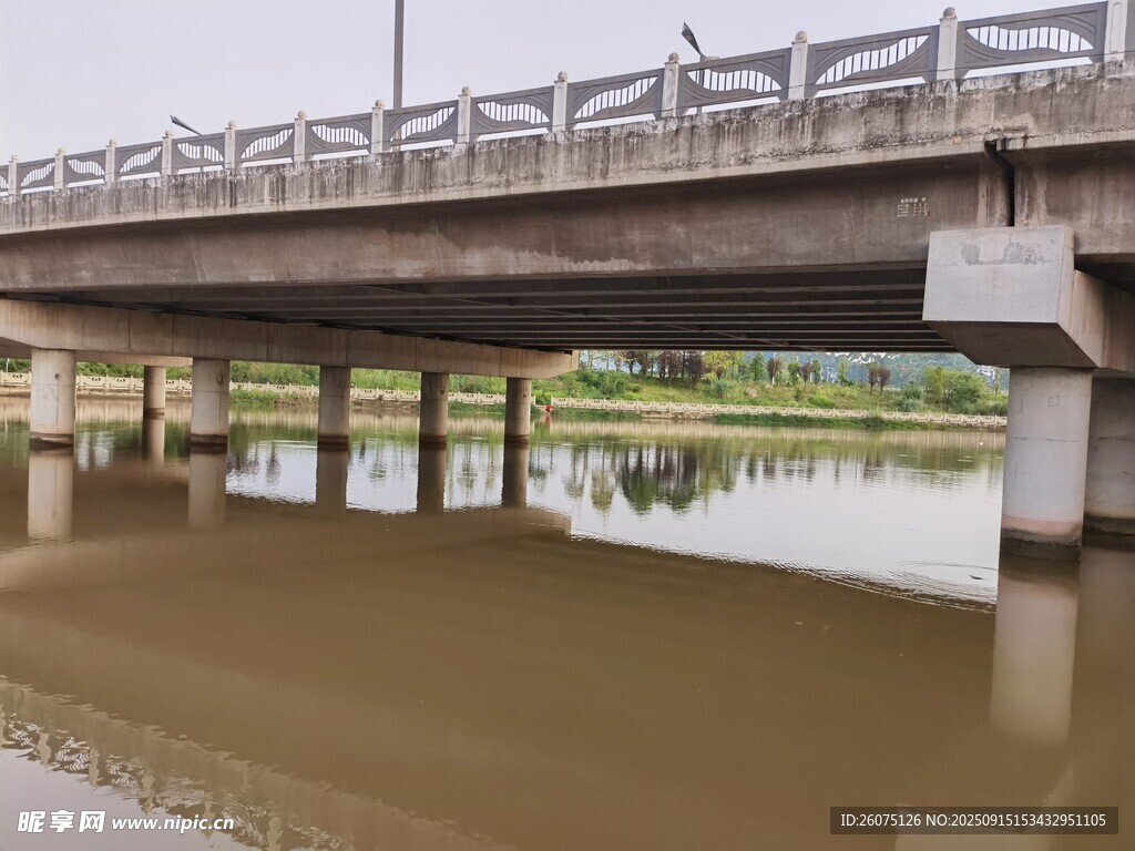 桥梁横跨浑浊河水