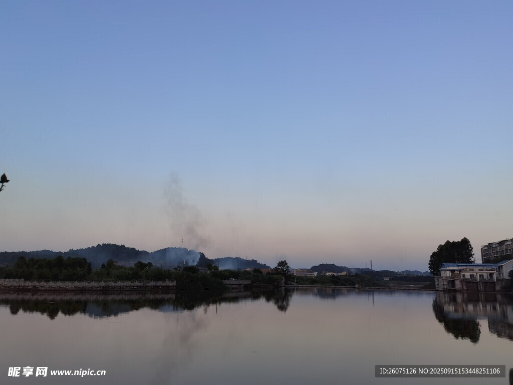 湖畔黄昏倒影宁静美景
