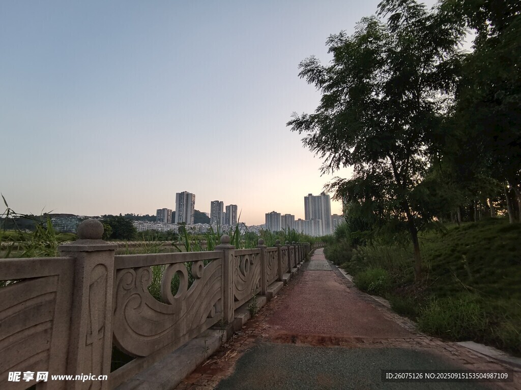 城市河畔步道风景