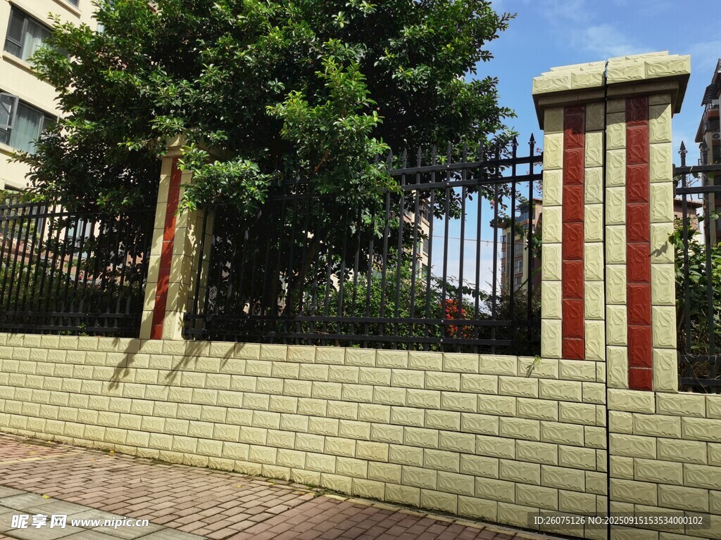 砖砌围墙与绿植景观