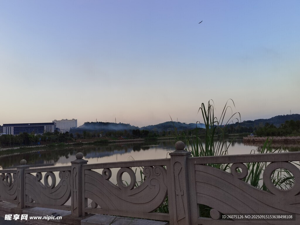湖畔栏杆边的美丽景致