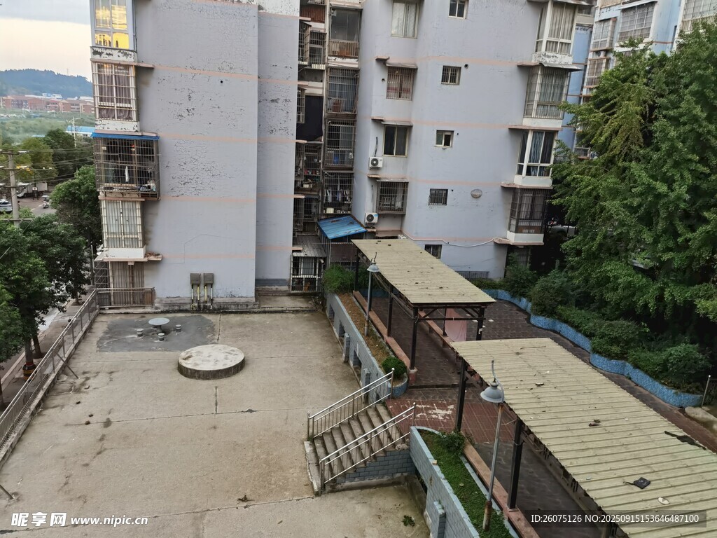 老旧居民楼旁的露天场地