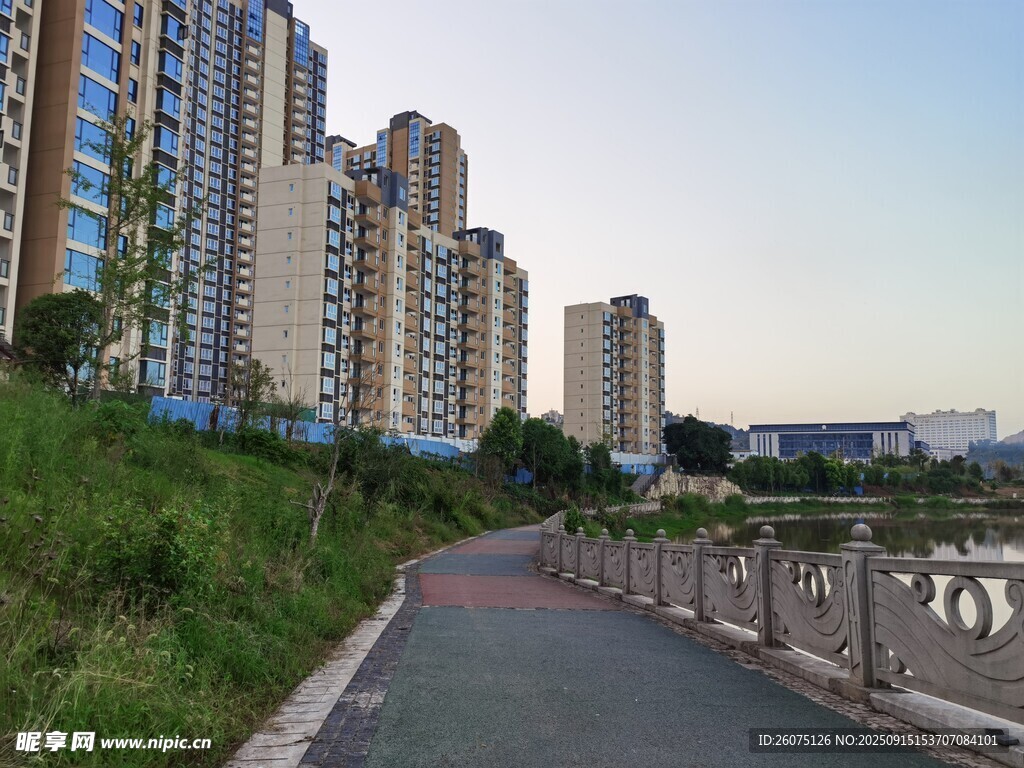 城市河畔的静谧步道景观