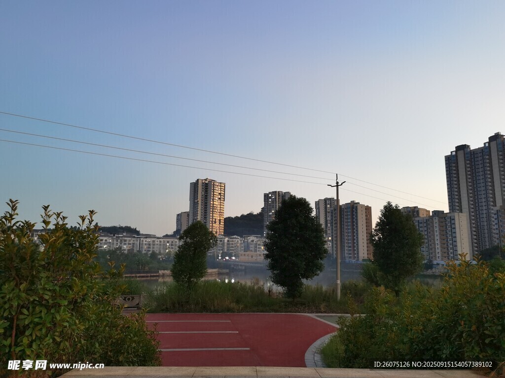 城市中跑道旁的高楼景观