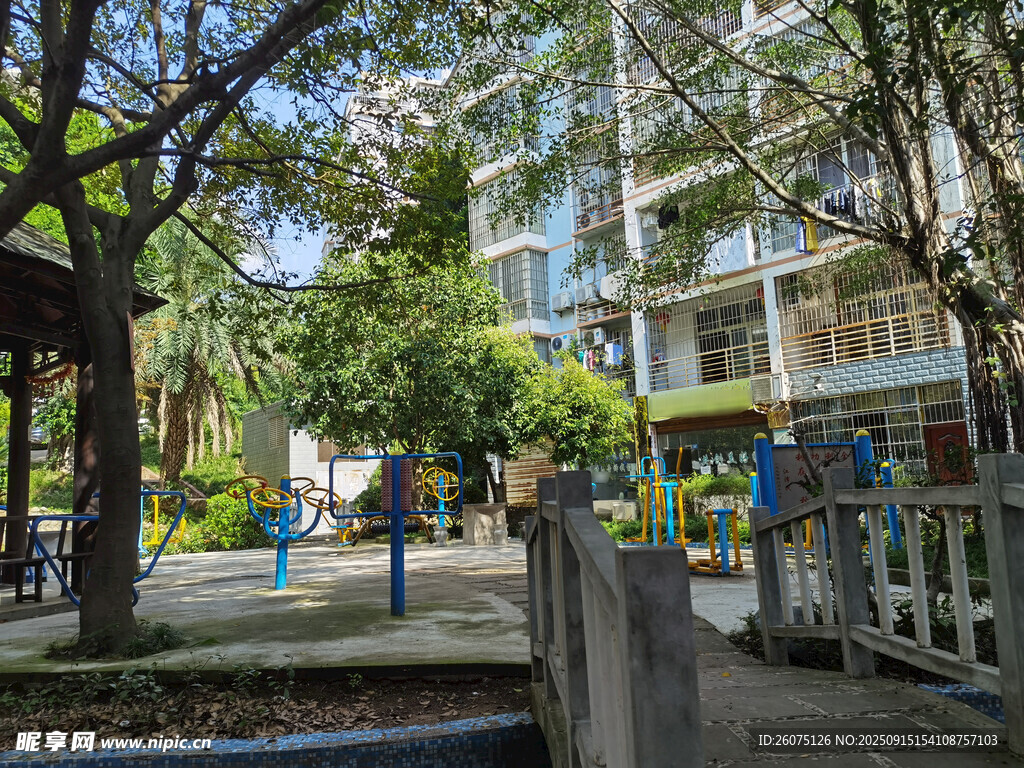 小区内的休闲绿化场景