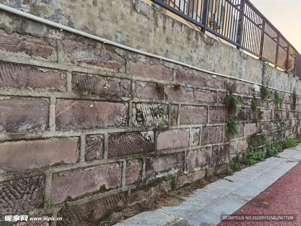砖砌围墙旁的红色步道