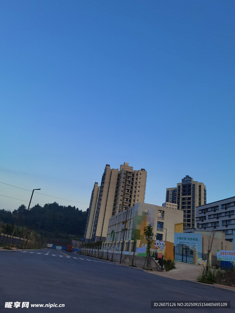 城市道路旁的高楼景观