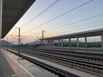 黄昏下的铁路站台景象