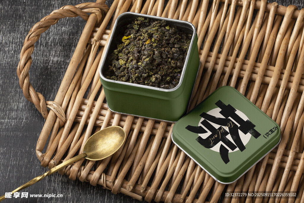 复古铁盒中的清新茶叶