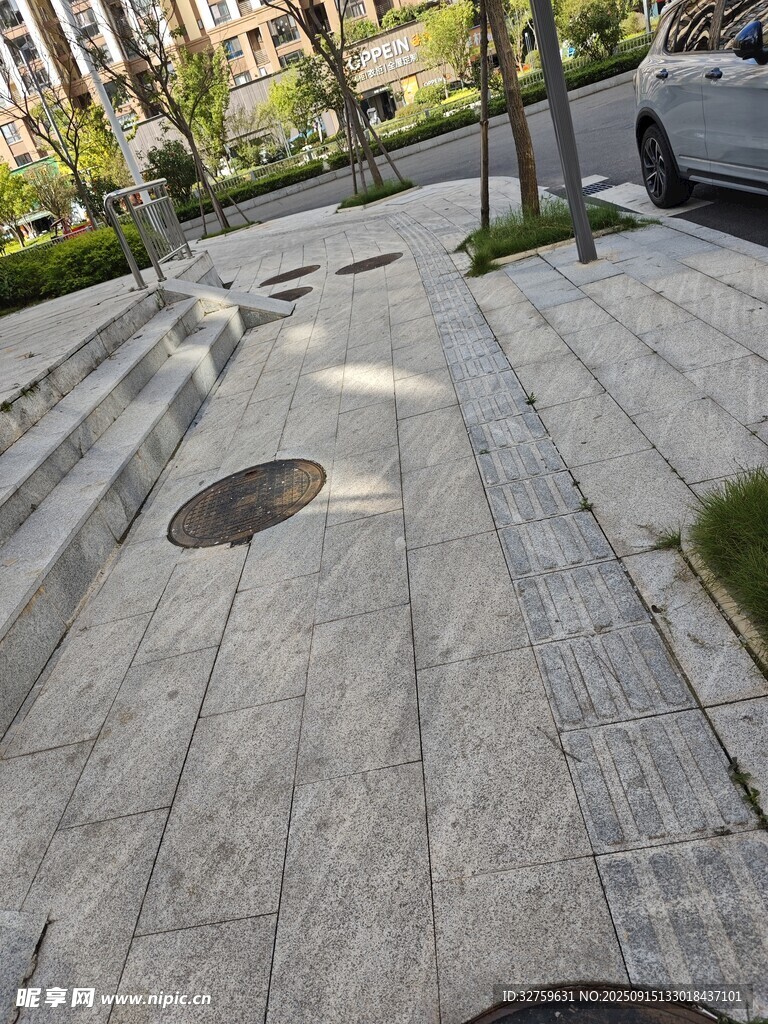 城市街道的精致石板步道