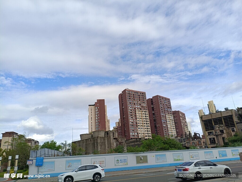 城市街景中的高楼与车辆