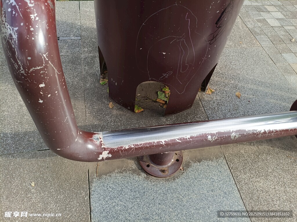 生锈的金属栏杆与底座