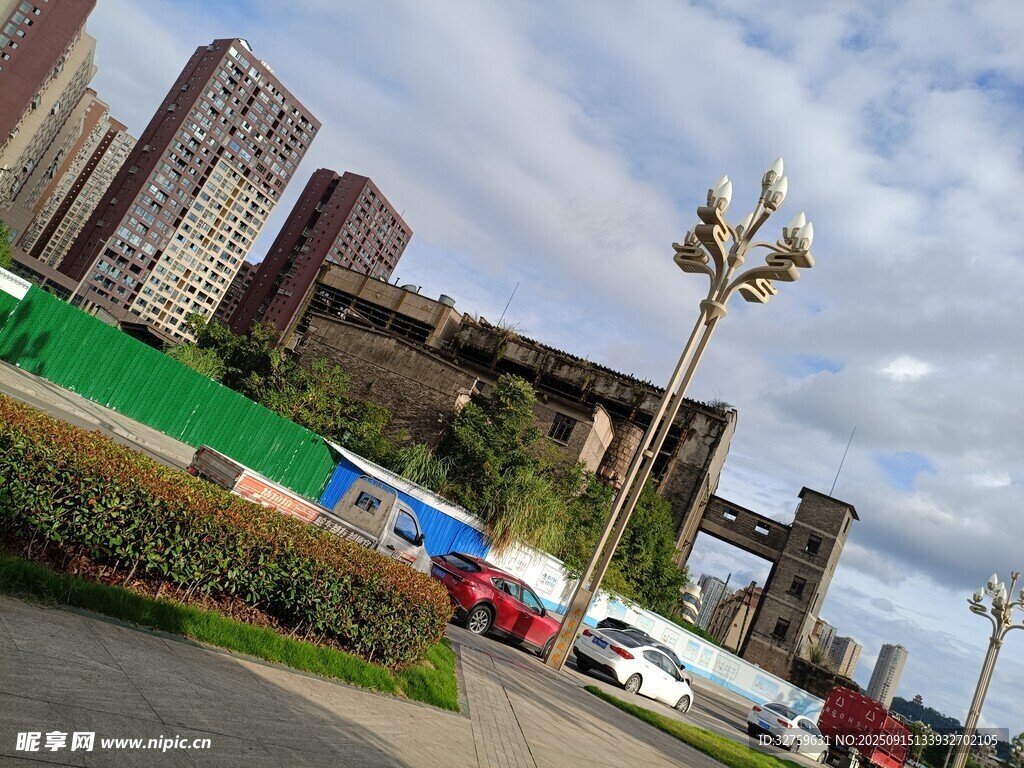 城市街景中的建筑与车辆