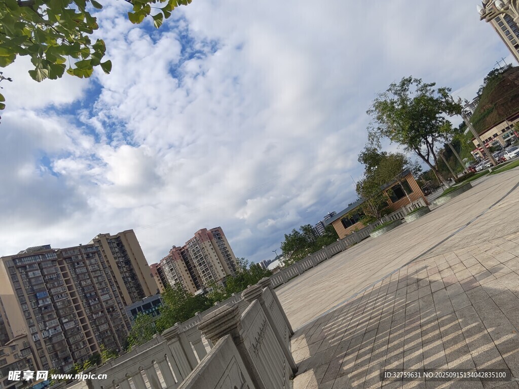 城市街道旁的高楼与天空