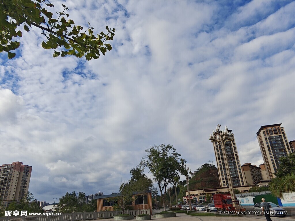 城市风景中的蓝天白云高楼
