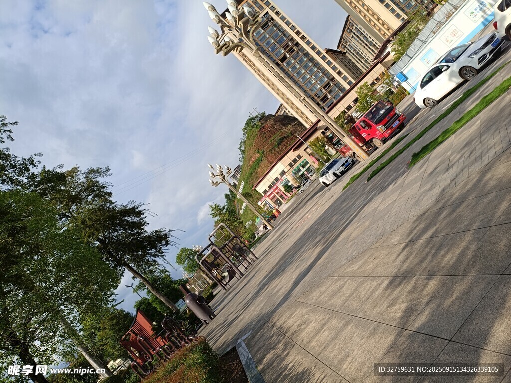 城市街道旁的建筑景观