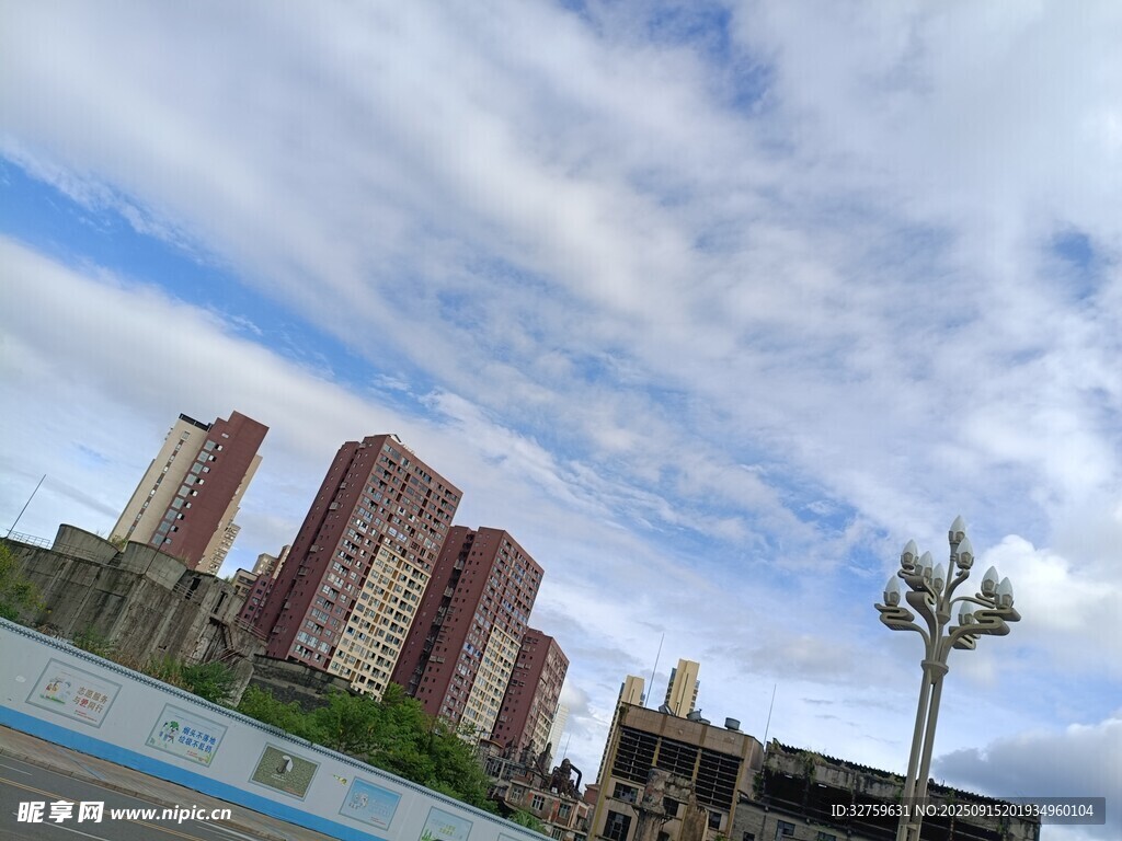城市高楼与蓝天白云景观