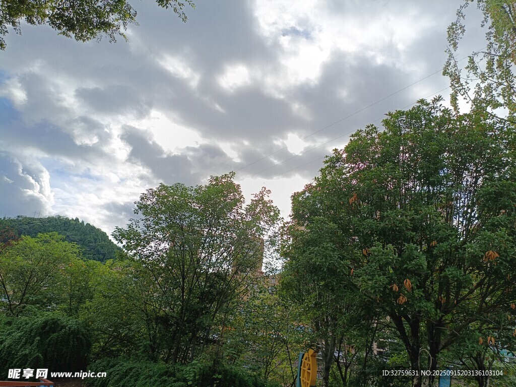 山林间的多云景致