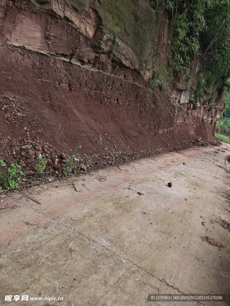 山间土路旁的红土岩壁