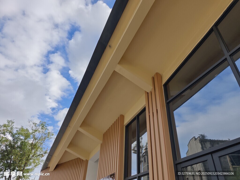 现代风格建筑外观一角
