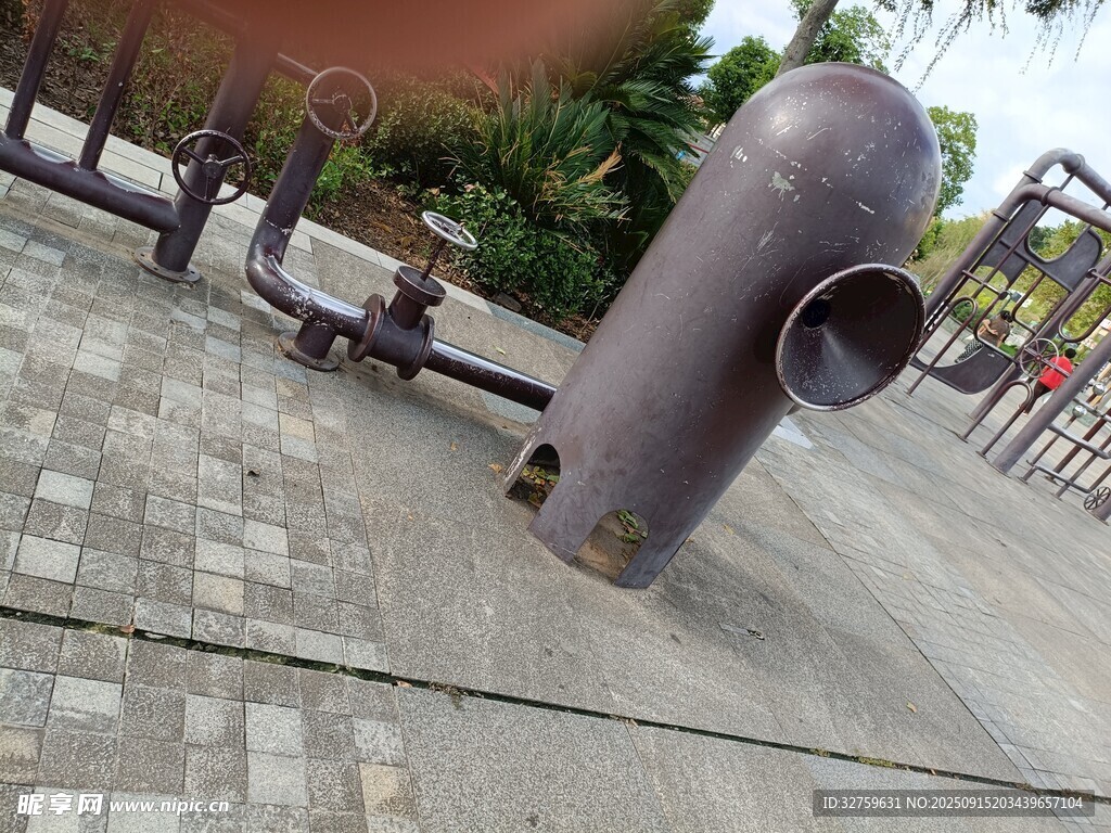 户外地面的独特金属管道