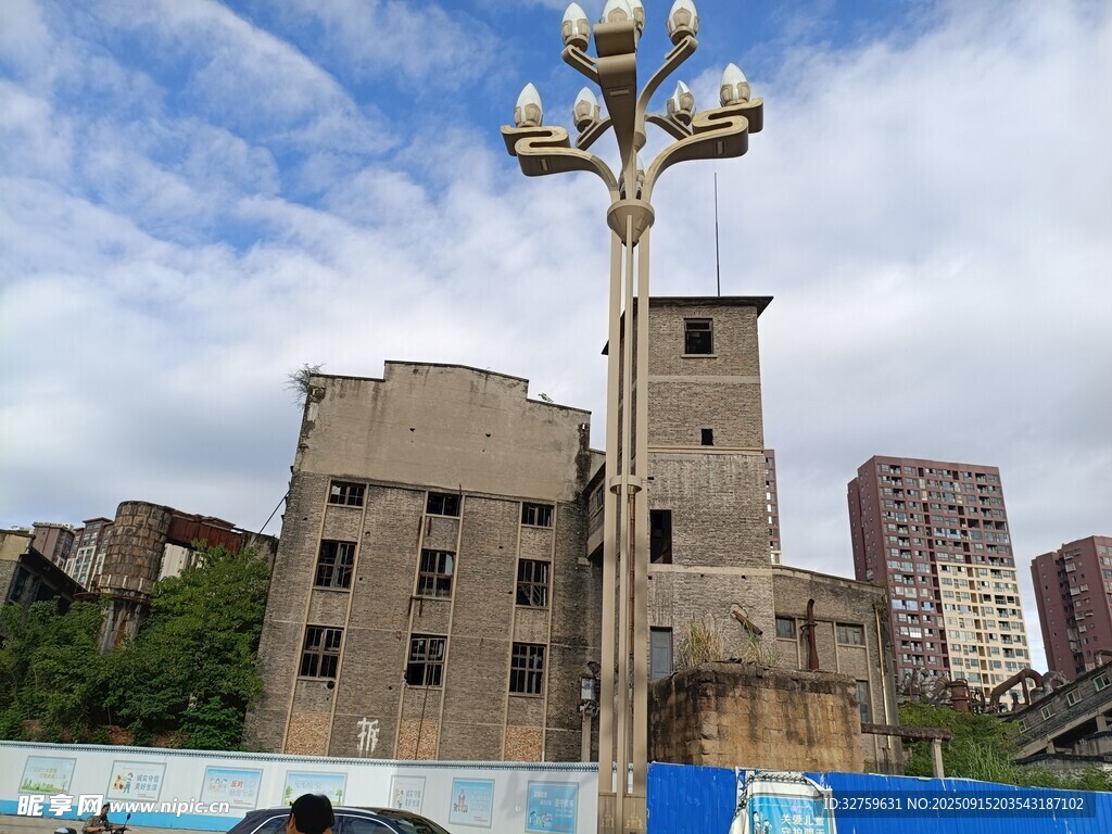 废弃建筑旁的路灯