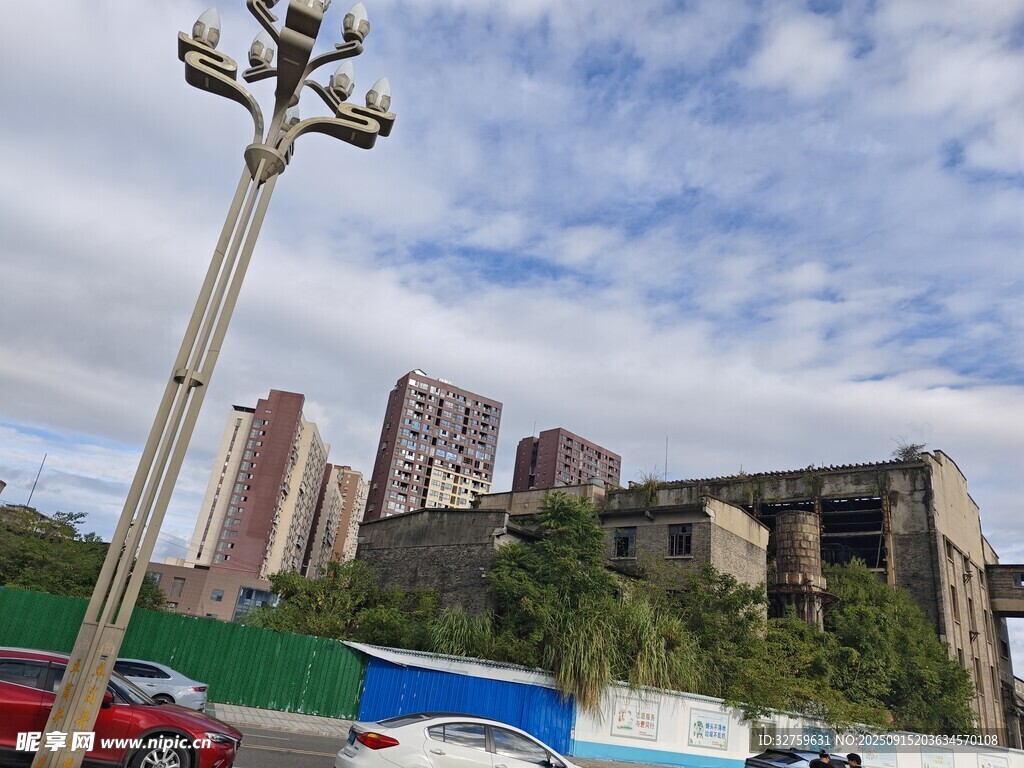 城市旧建筑与现代景观并存