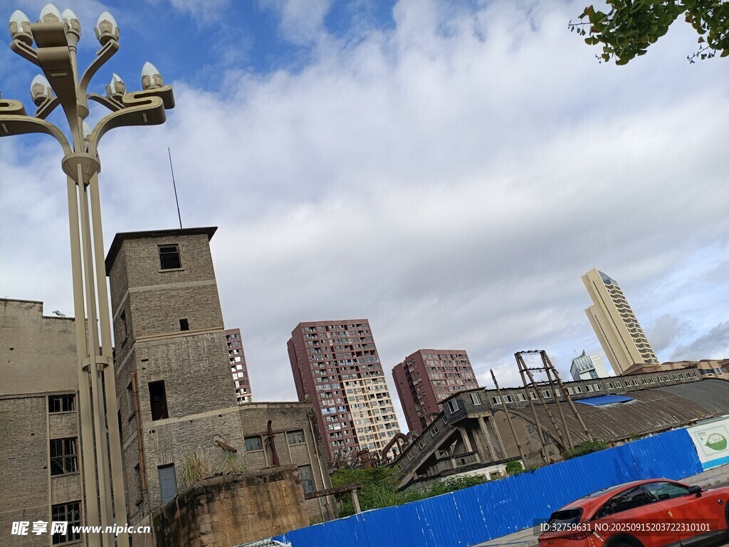 城市旧建筑与现代景象