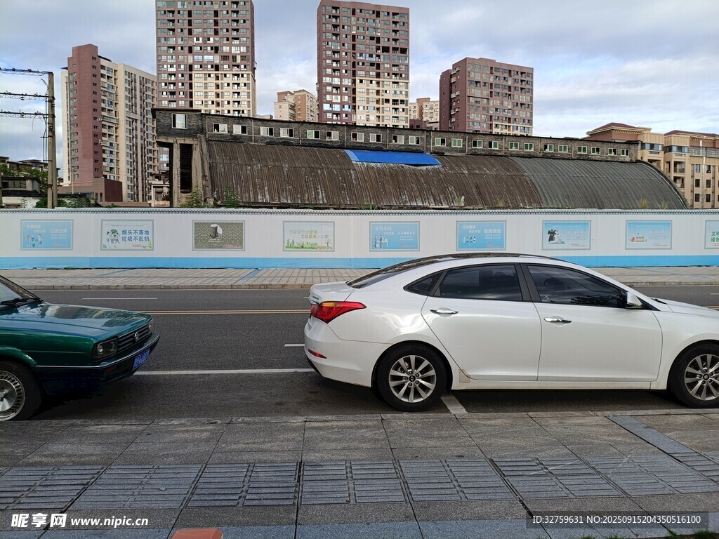 城市街道旁停放的两辆汽车