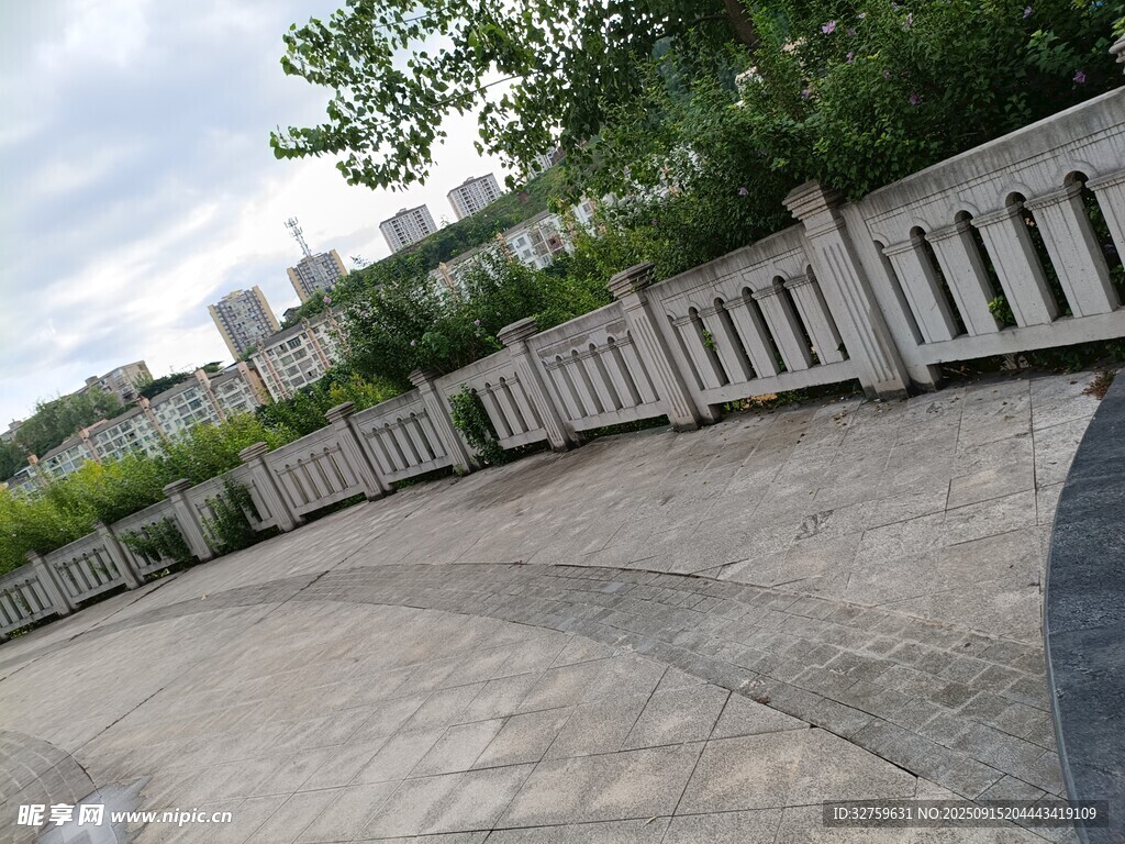 户外石板路与绿植围栏