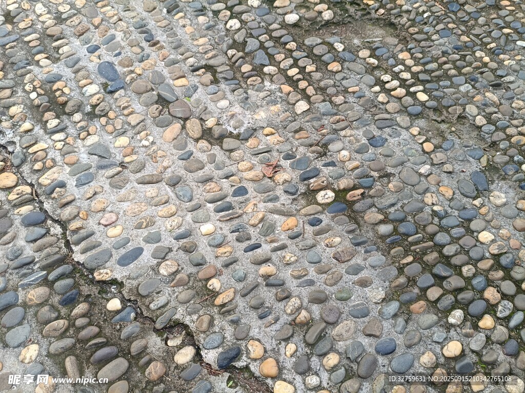 鹅卵石铺就的古朴路面