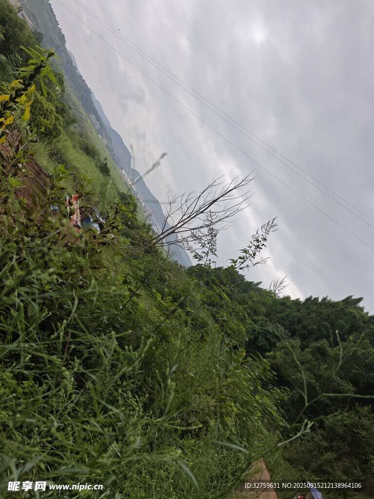 山间草地与远处风车景观