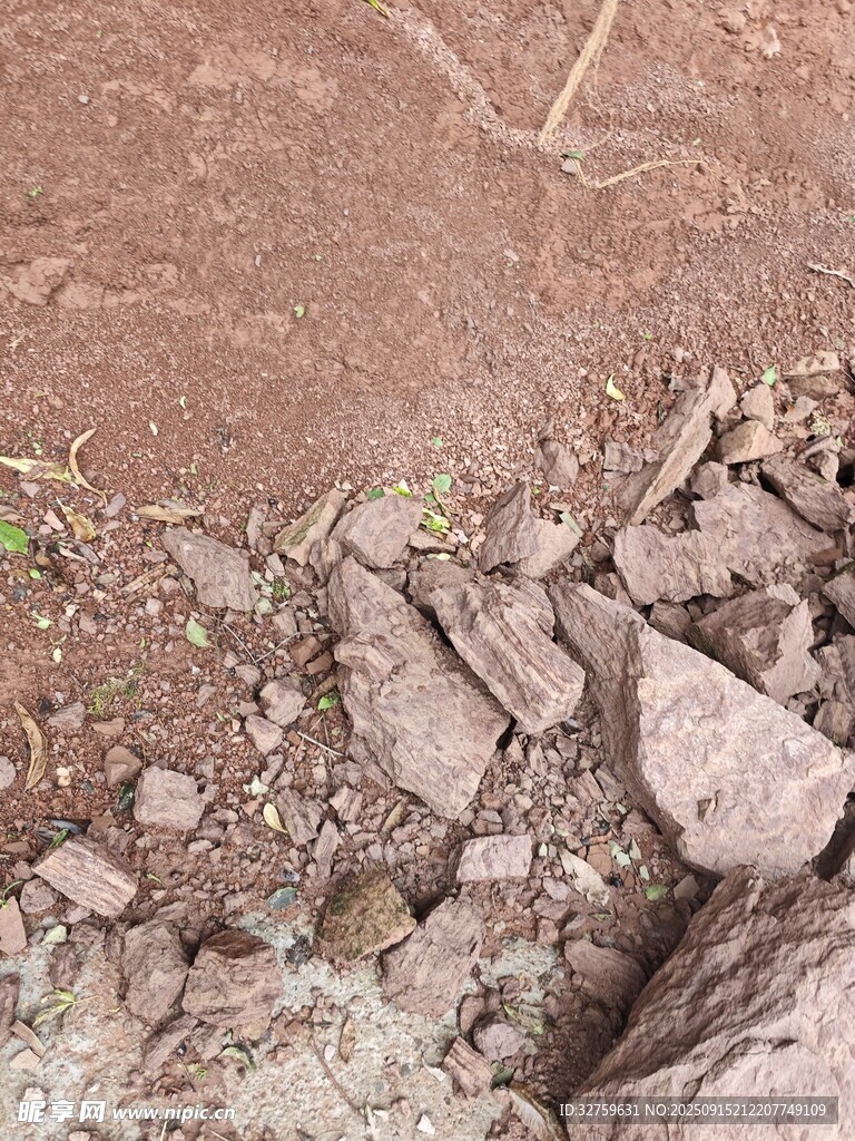 地面碎石景象